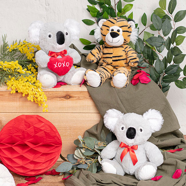 Angus Koala Holding Xoxo Heart Grey (25cmST)